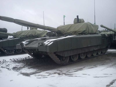 Carro de Combate T-14 Armata. Visão lateral. Notar a torre coberta.