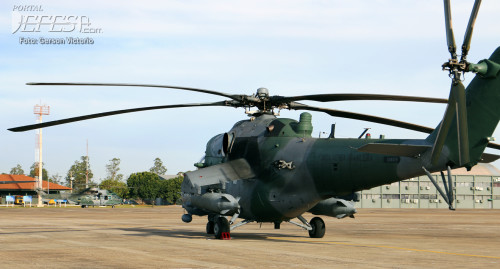 AH-2 e Caracal atrás